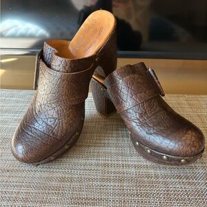 Kork-Ease Distressed Brown Leather Clogs Sz 7